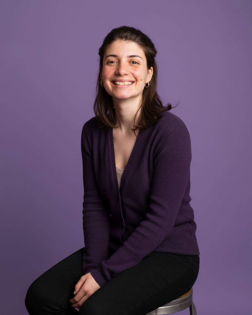 Giulia su sfondo viola