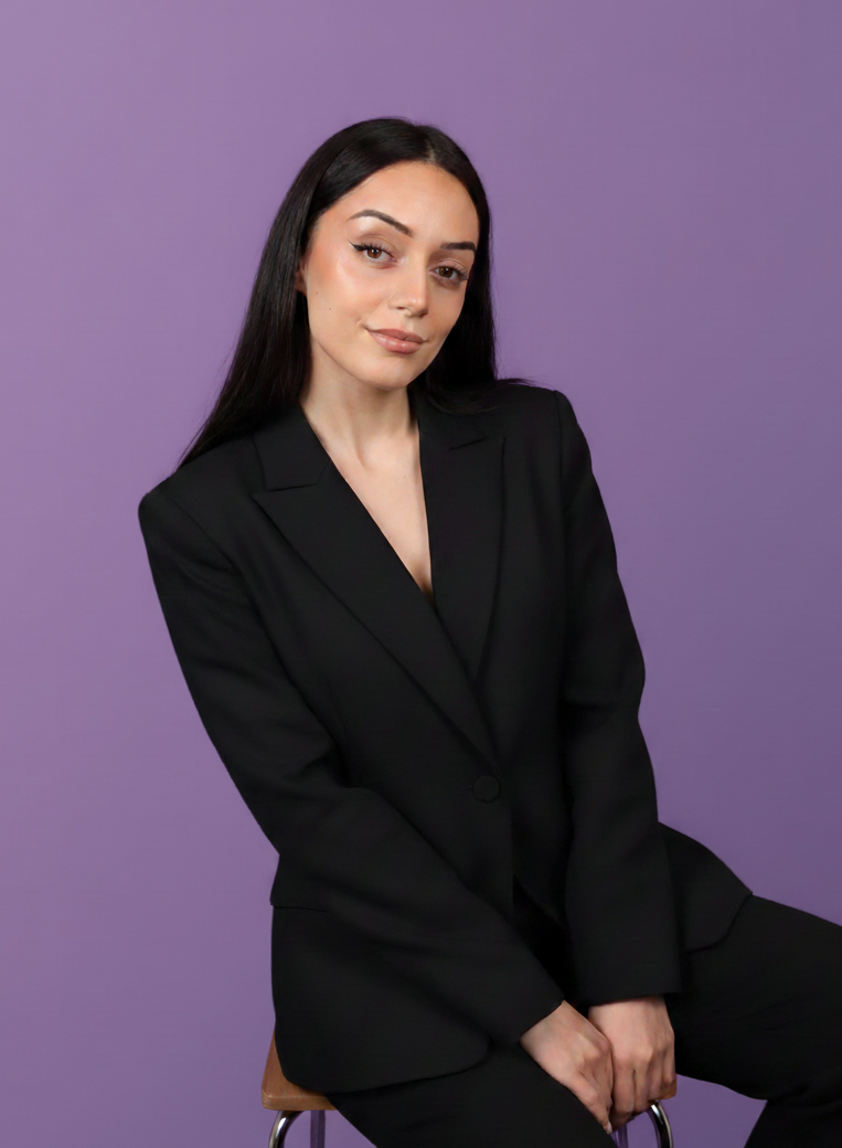 Giulia su sfondo viola