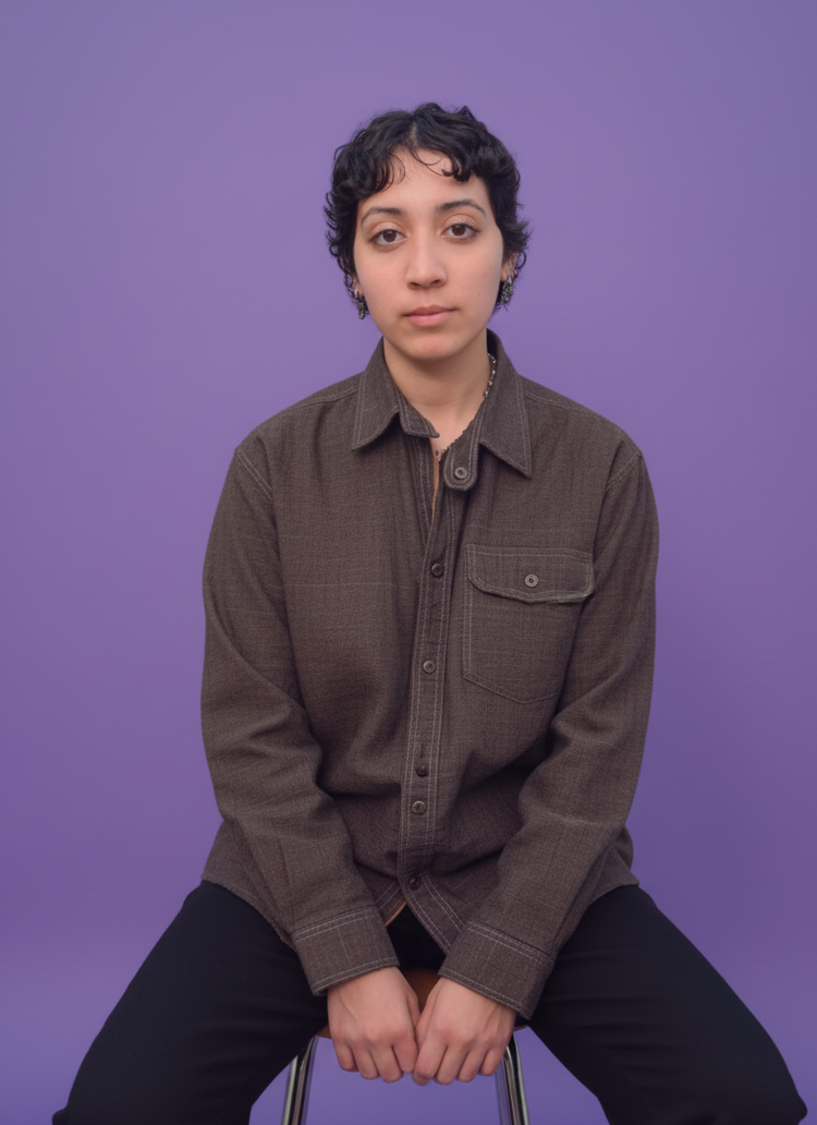 Giulia su sfondo viola