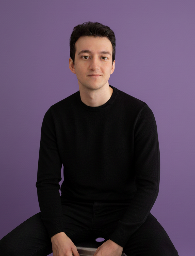 Giulia su sfondo viola